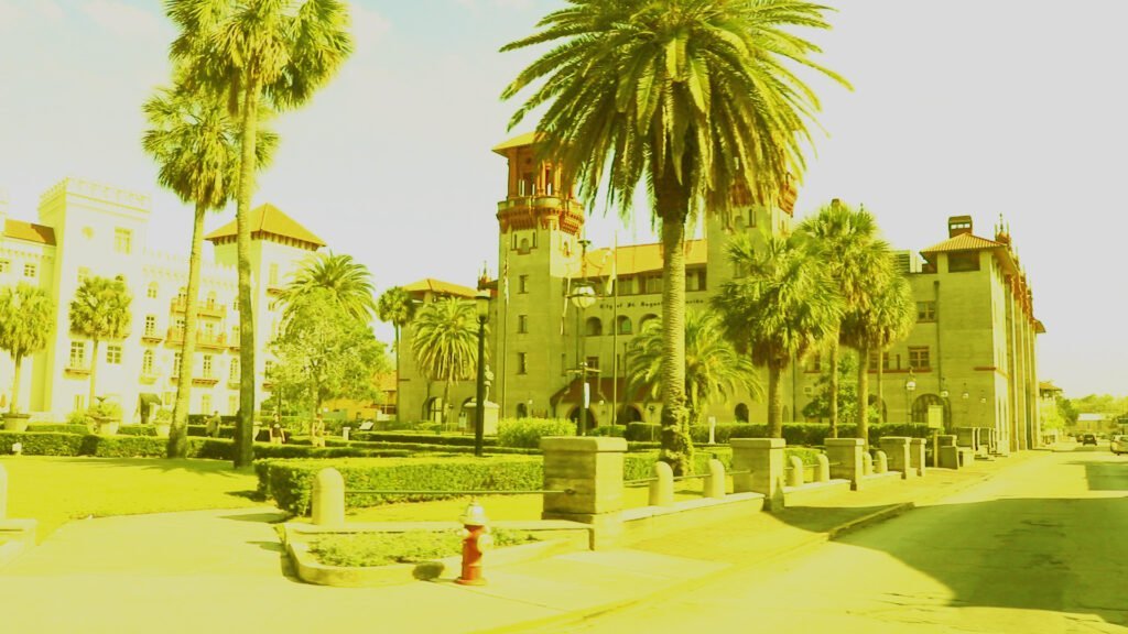 Imagem de prédio baixo com filtro amarelo