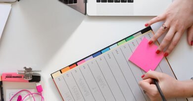 Mulher escrevendo roteiro de vídeo