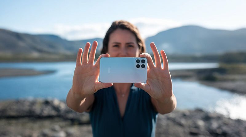 Mulher gravando video viral com smartphone