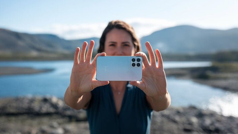 Mulher gravando video viral com smartphone