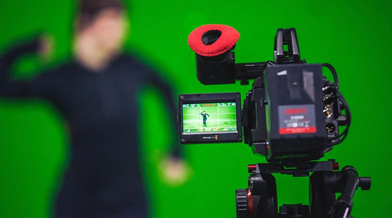 Câmera gravando em estúdio com chroma Key