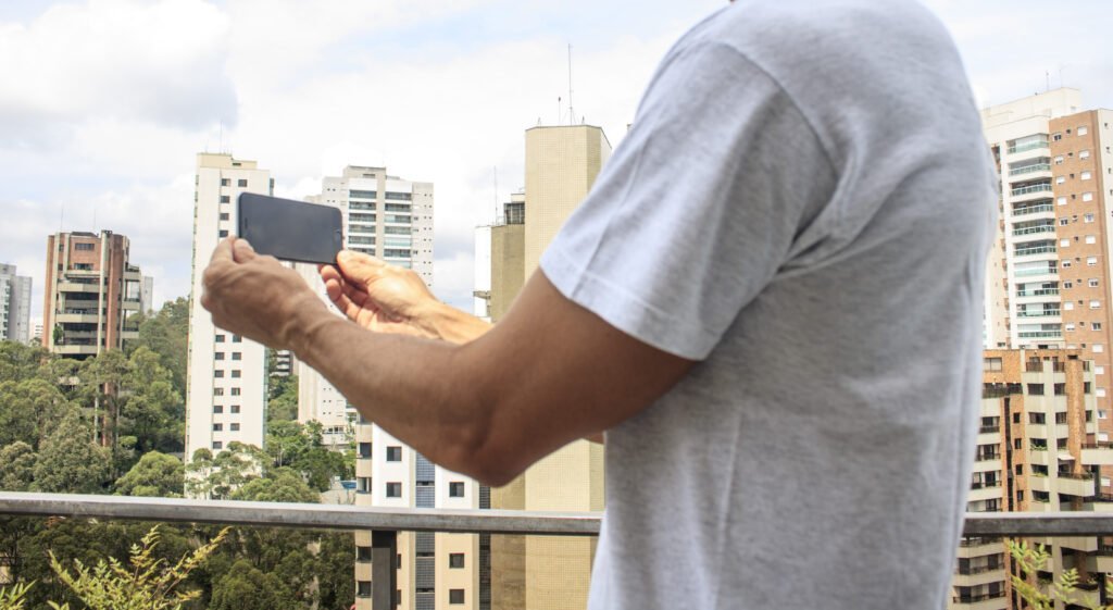 Pessoa gravando com celular na horizontal