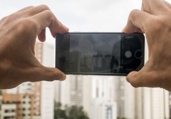 Pessoa gravando Vídeo com celular