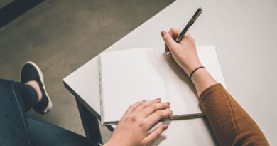 Mulher escrevendo roteiro de vídeo