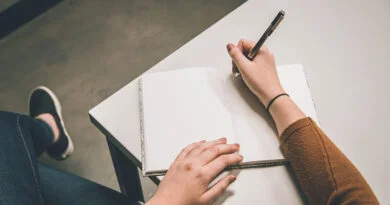 Mulher escrevendo roteiro de vídeo