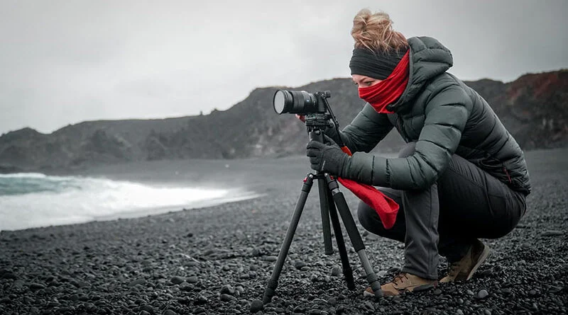 Fotógrafa ajustando tripé e câmera
