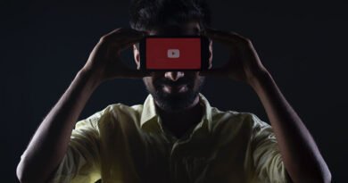 Homem fazendo vídeo com celular