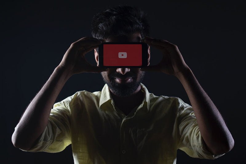 Homem fazendo vídeo com celular