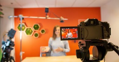 Câmera gravando mulher em estúdio