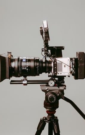 Tripé para gravar vídeos com câmera de cinema