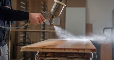 Homem usando equipamento de spray em ateliê