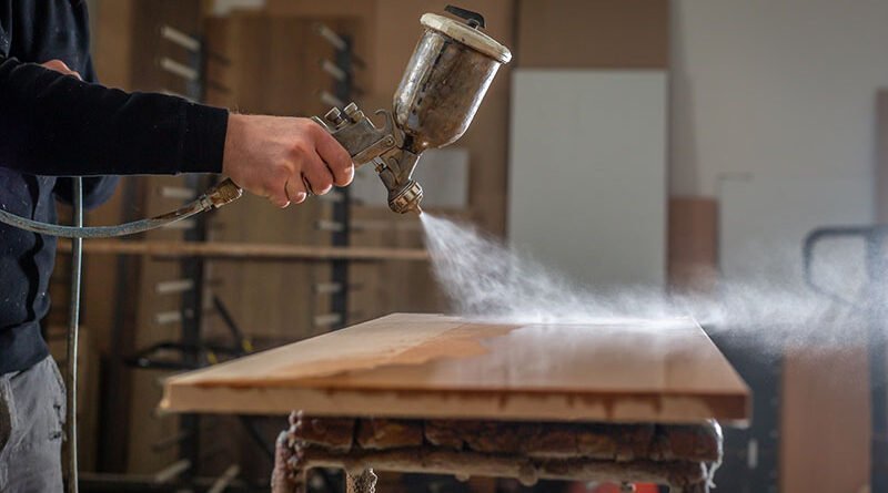 Homem usando equipamento de spray em ateliê