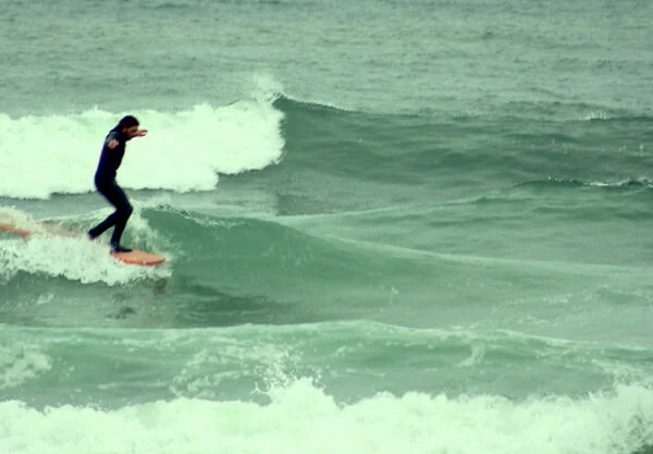 Homem surfando