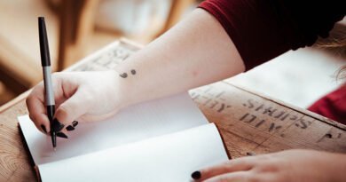 Mulher escrevendo roteiro de vídeo