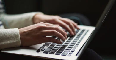 Mulher digitando no computador