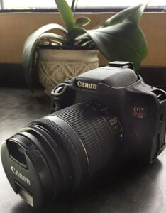 Câmera DSLR com lente