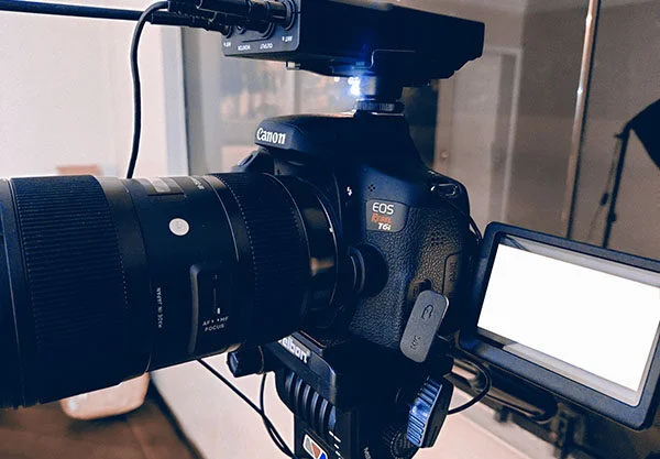 Câmera para gravar videos DSLR com lente e microfone em fio