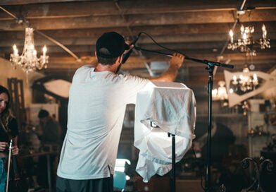 Homem instalando microfone para gravar vídeos no boom pole