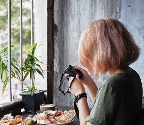 Fotografia de alimentos mulher fotografando