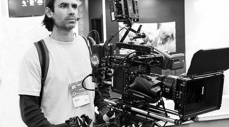 Videomaker operando camera broadcasting