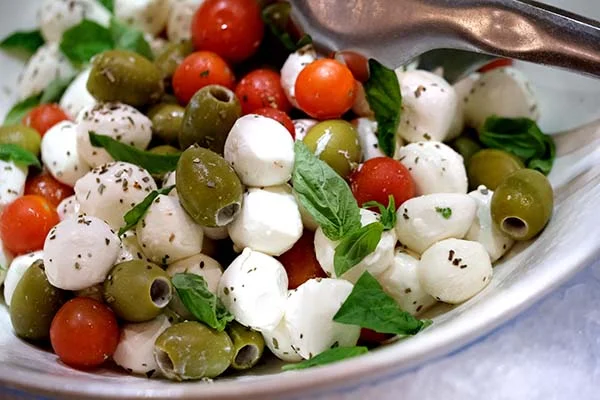 Salada de mussarela de búfala com azeitonas e tomate cereja
