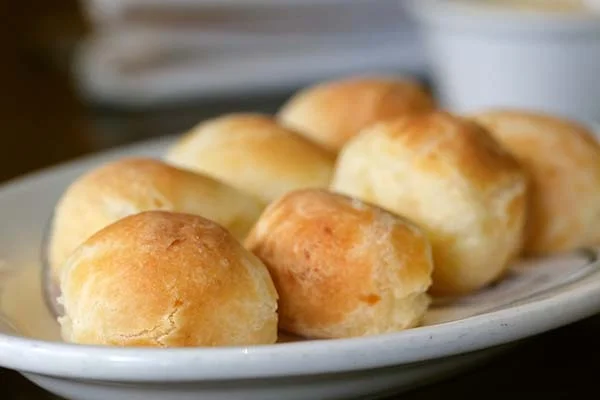 Prato com pães de queijo