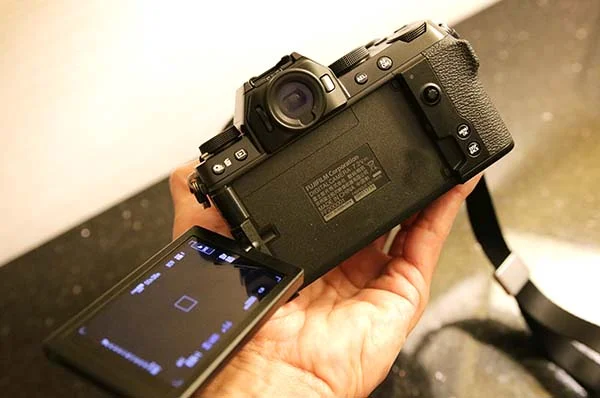 Melhor Câmera Mirrorless Para Iniciantes - Homem segurando câmera Fujifilm X-S10