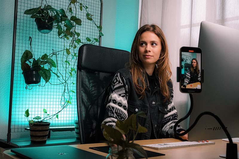 Mulher fazendo video com celular na vertical