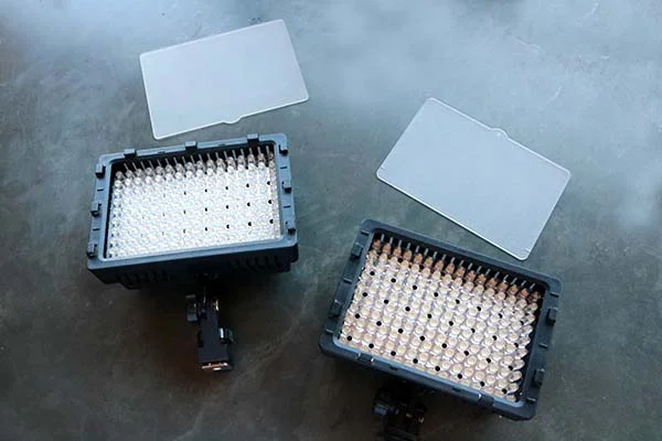 Iluminação para gravar vídeos - Luz de camera com tela difusora