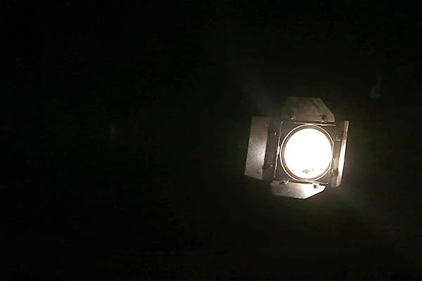 Iluminação para gravar vídeos - Setlight com lampada halogena de LED 3200K