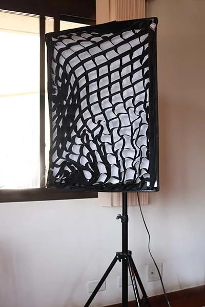 Softbox com lampada fria e grid colmeia no tripe