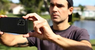 Homem gravando com celular na horizontal