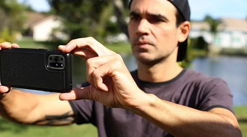 Homem gravando com celular na horizontal