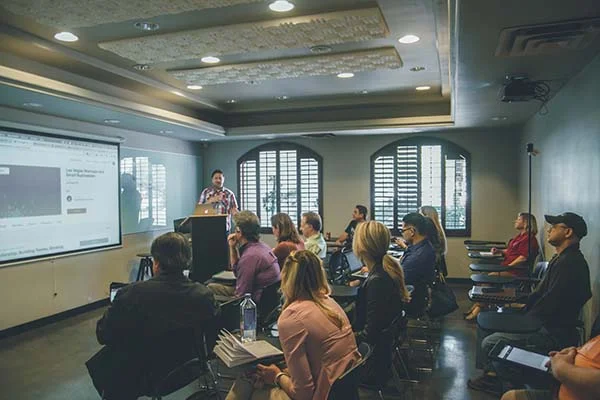 estudantes de cinema e audiovisual em sala de aula
