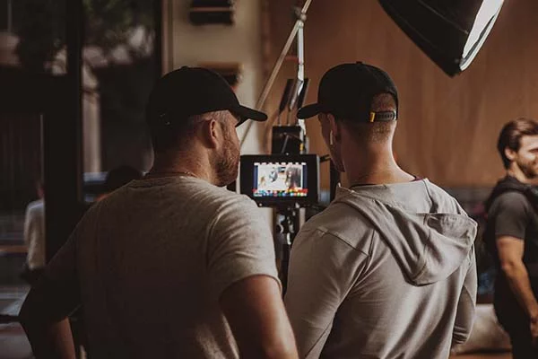 estudantes de cinema e audiovisual no set de filmagem