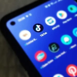 Celular com logos de apps