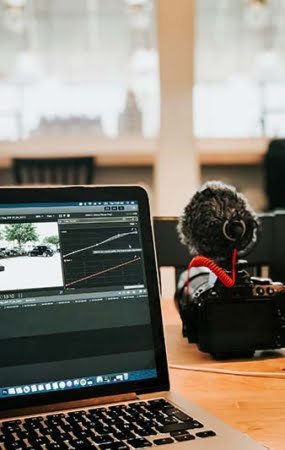 Publicidade Audiovisual - laptop e camera digital