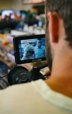 Freelancer de vídeo operando camera