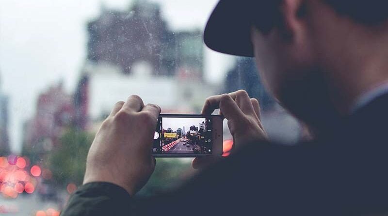Homem gravando vídeo no celular