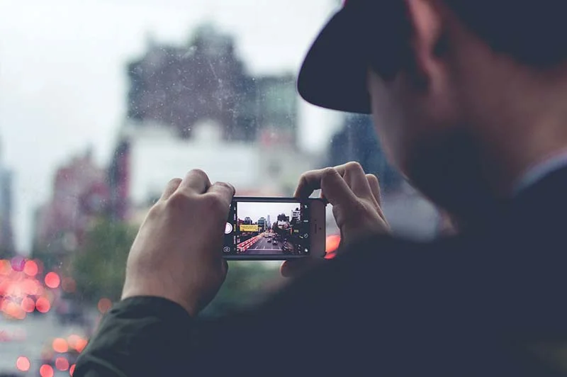 Homem gravando vídeo no celular