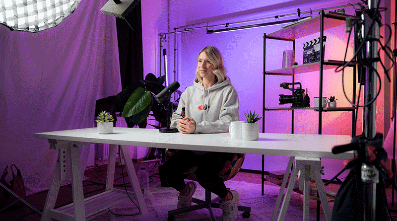 Mulher gravando vídeo para canal no YouTube