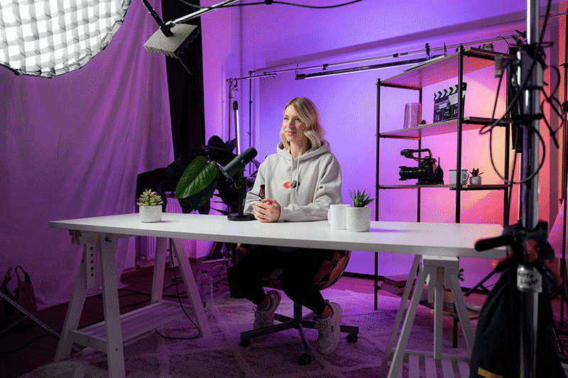 Mulher gravando vídeo para canal no YouTube