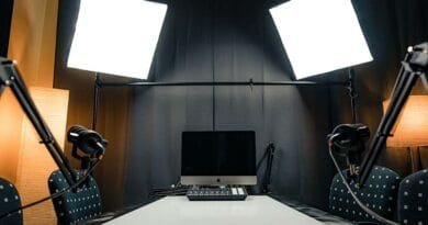 Estudio de podcast com iluminação