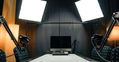 Estudio de podcast com iluminação