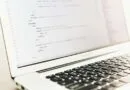 Escrevendo roteiros para vídeos curtos no laptop