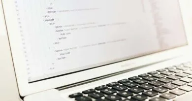 Escrevendo roteiros para vídeos curtos no laptop