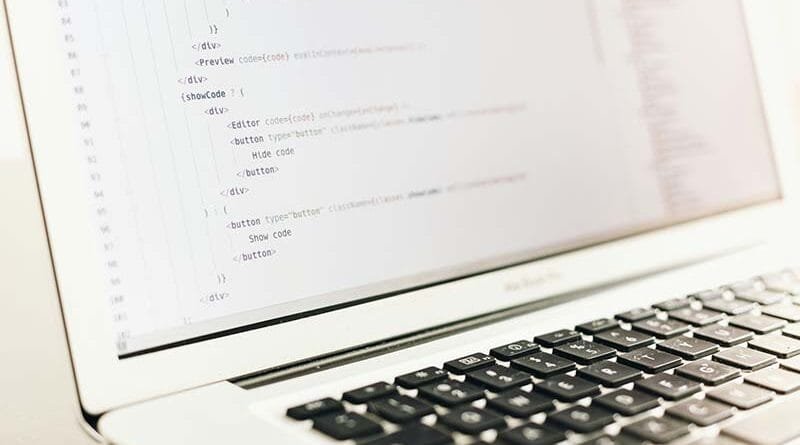 Escrevendo roteiros para vídeos curtos no laptop