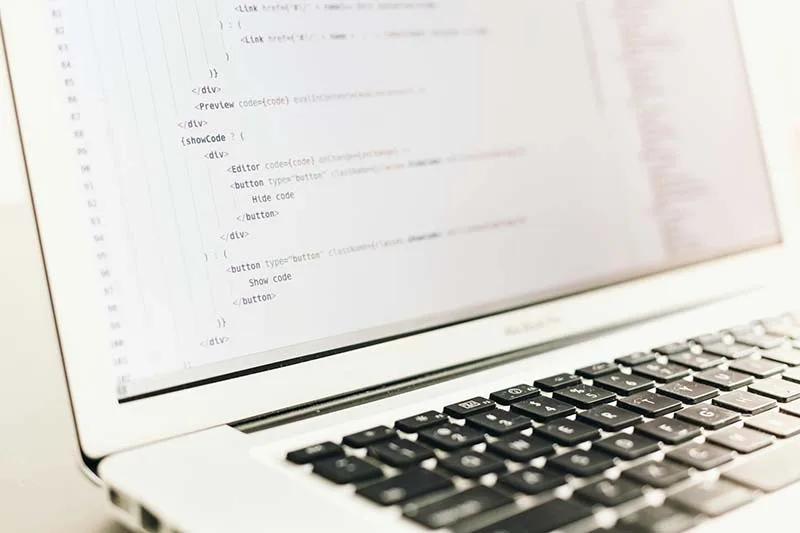 Escrevendo roteiros para vídeos curtos no laptop
