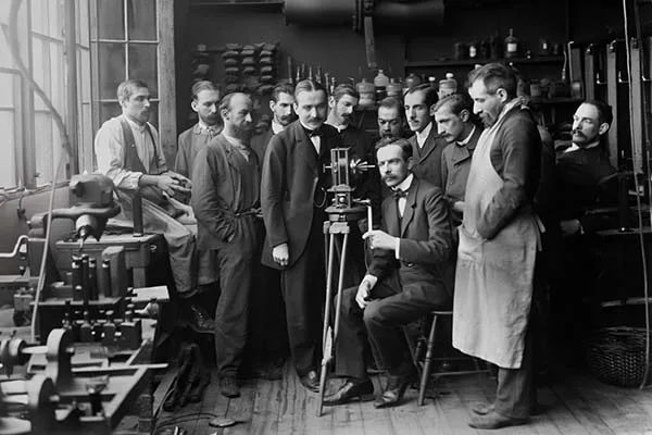 Demonstração do Cinematógrafo para a Equipe Lumiere