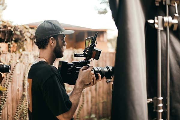 Homem fazendo cinema de guerrilha